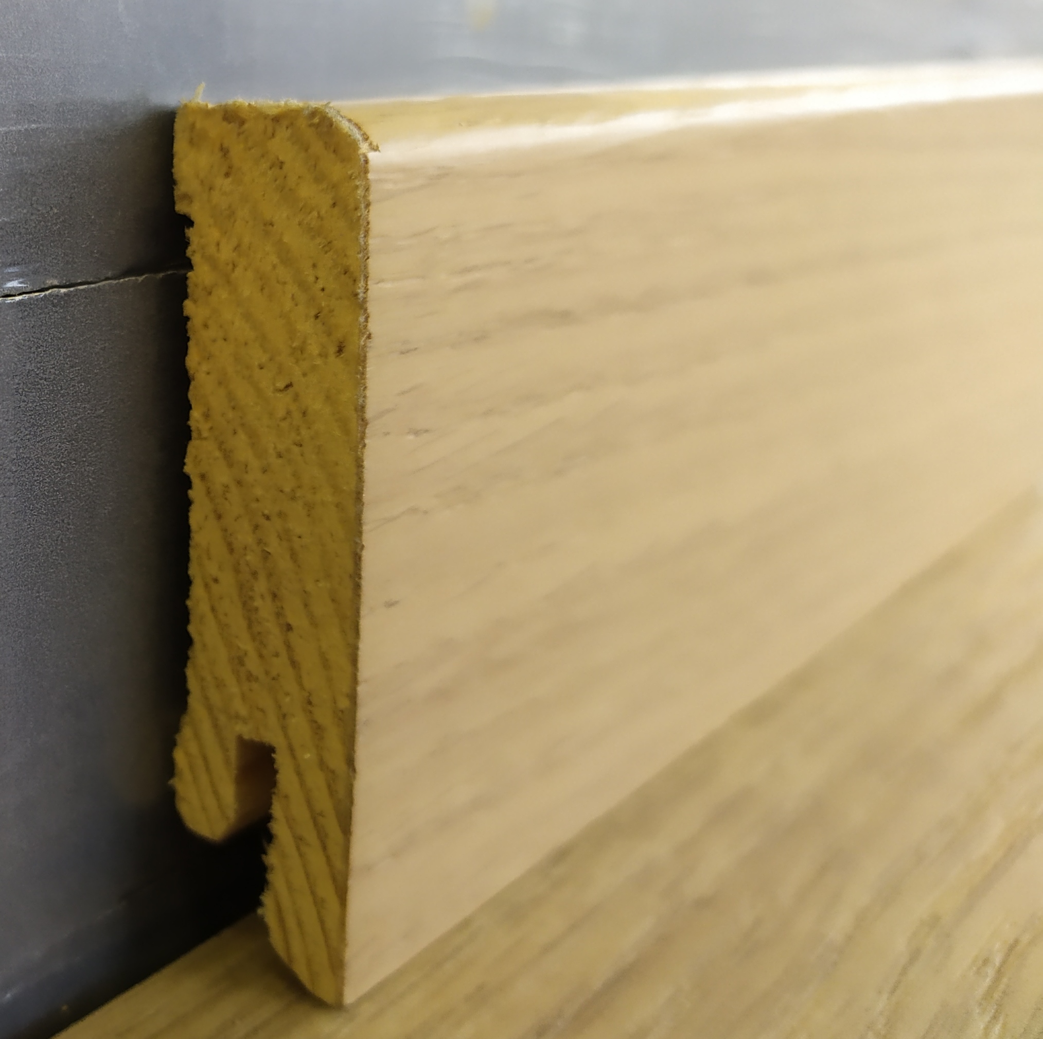 Finierēta grīdlīste pedross balināts ozols lakots 15x60 mm