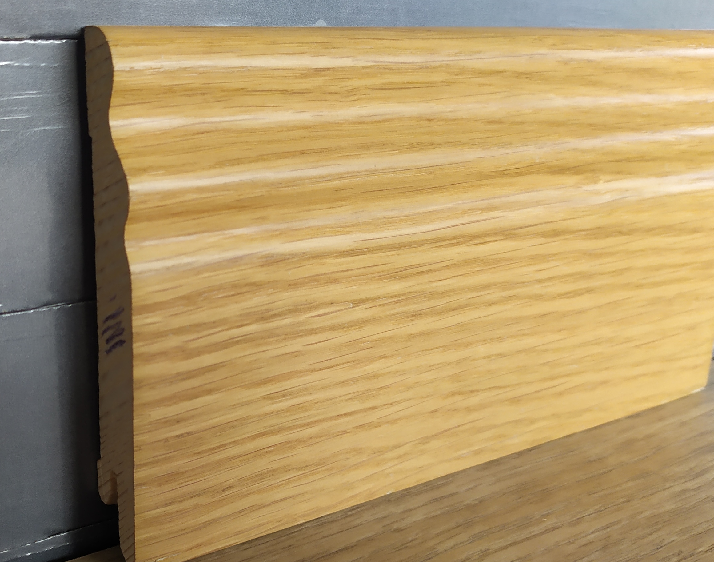 Finierētas grīdlīstes PEDROSS ozols lakots 15*95 mm