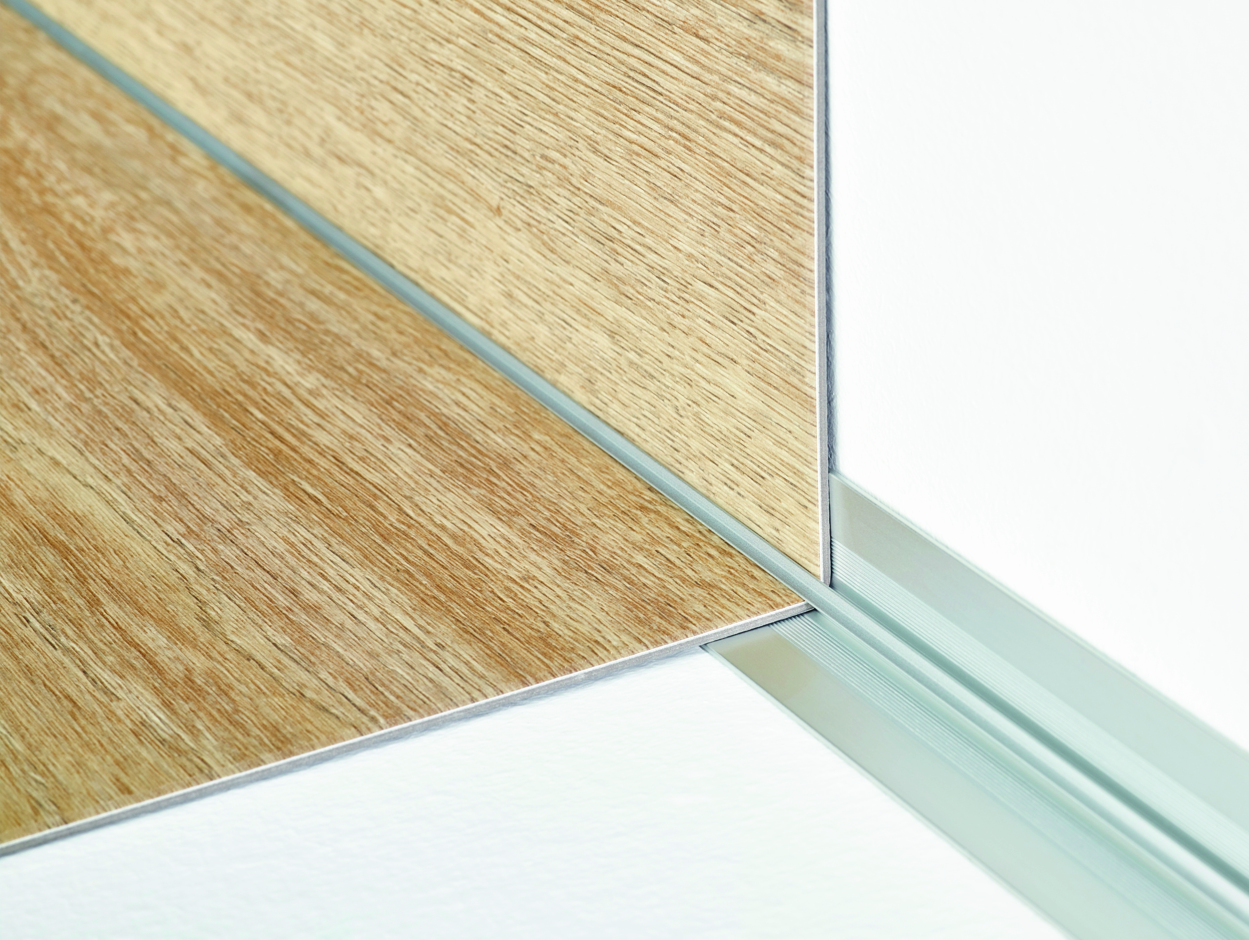 Pakāpiena iekšējais profils Moduleo līmējamām vinila grīdām